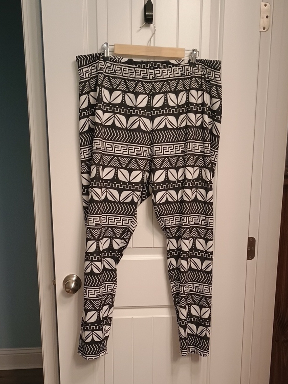 Women's Black & White Geometric Stretch Leggings